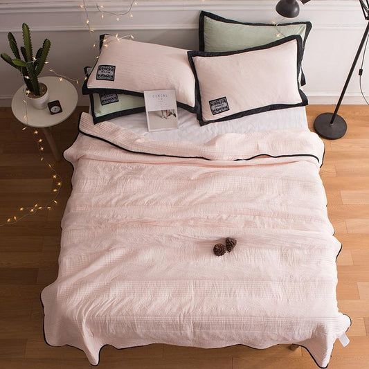 "Coperta rinfrescante in seta rosa, lussuosa e morbida, ottima per un sonno rigenerante nelle calde notti estive."