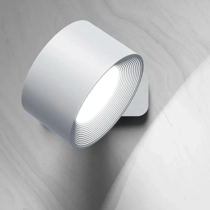 Compact cordless LED wall lamp, rotatable for targeted lighting in small spaces. Rechargeable, touch control, modern.
