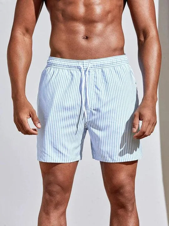 "Costume da bagno uomo a righe blu e bianche, design classico, tessuto leggero per comfort estivo, mare o piscina."
