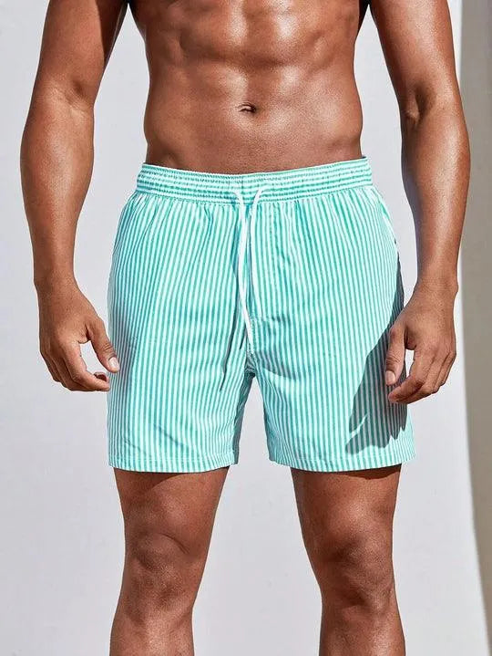 "Costume da bagno uomo a righe blu e bianche, design classico, tessuto leggero per comfort estivo, mare o piscina."