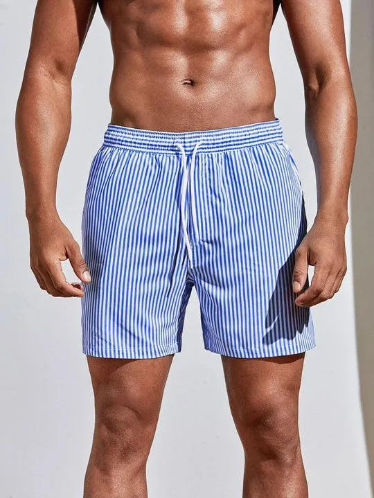"Costume da bagno uomo a righe blu e bianche, design classico, tessuto leggero per comfort estivo, mare o piscina."