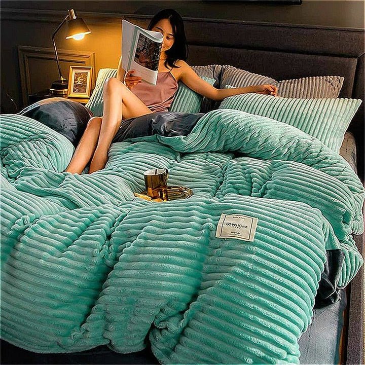 Cozy winter duvet, ultra-soft microfiber, warm bedding for cold nights, perfect bedroom comfort.