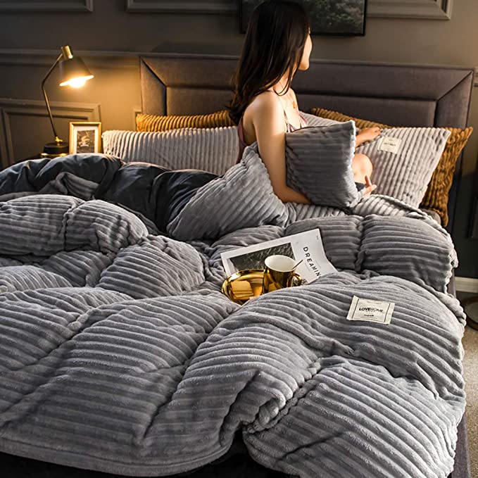 Warm winter duvet, soft microfiber bedding, ideal for a cozy bedroom. Essential for cold nights.