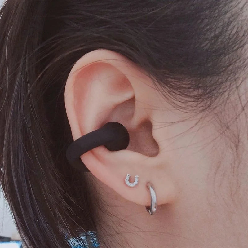 "Cuffie a conduzione ossea wireless nere, design leggero, suono alta qualità, ideale per sport e quotidiano."