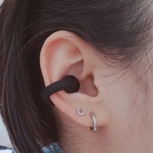 "Cuffie a conduzione ossea wireless nere, design leggero, suono alta qualità, ideale per sport e quotidiano."