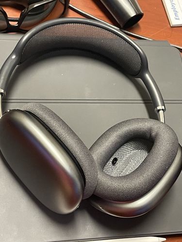 "Cuffie over-ear wireless nere, cuscinetti morbidi, tecnologia di cancellazione rumore per ascolto senza distrazioni."