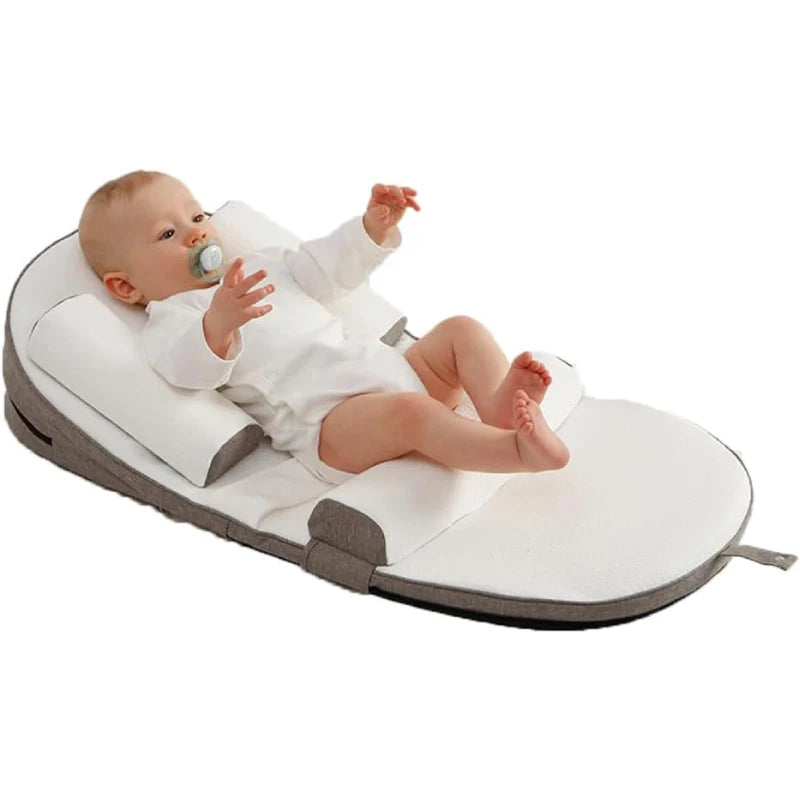 "Cuscino laterale antiriflusso neonato, bianco, con inclinazione per favorire il sonno sicuro e ridurre il reflusso."