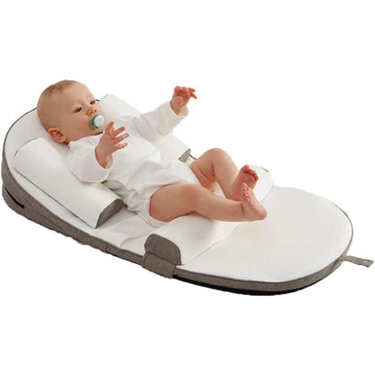 "Cuscino laterale antiriflusso neonato, bianco, con inclinazione per favorire il sonno sicuro e ridurre il reflusso."