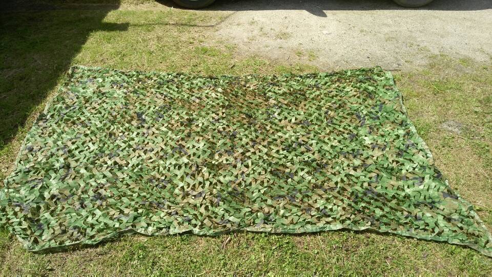 Green camouflage net, ideal for fishing hide, hunting blinds, and sun protection in the wild.