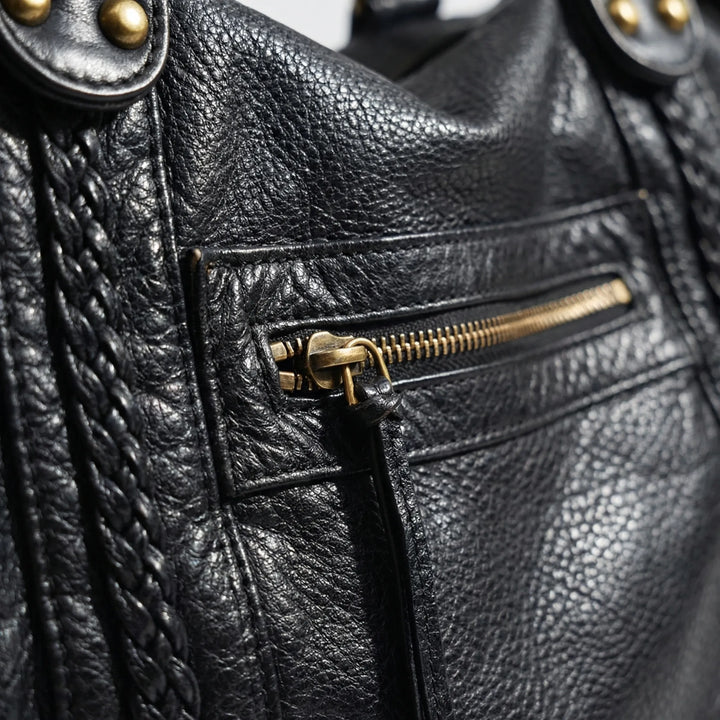 Chic black shoulder bag for women, an elegant and stylish accessory for any outfit. Ideal for everyday fashion.