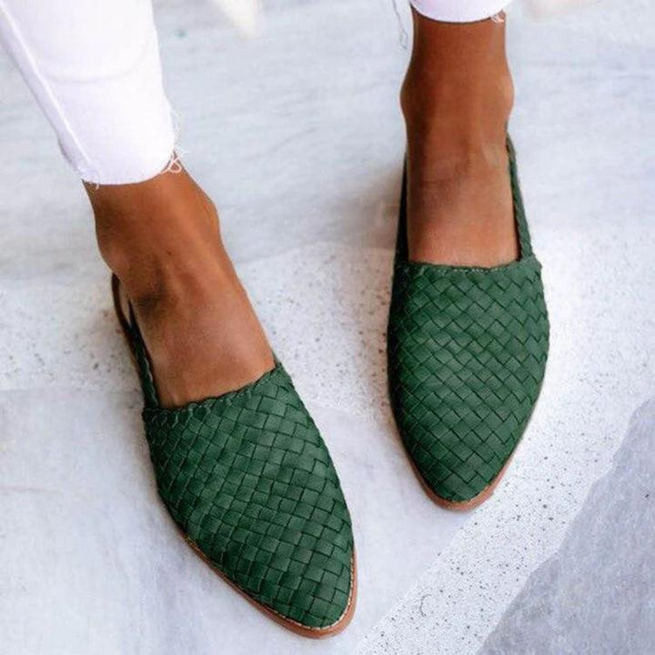 Classic green woven flats for women. Versatile slip-on ballerinas, perfect for casual or elegant summer outfits.