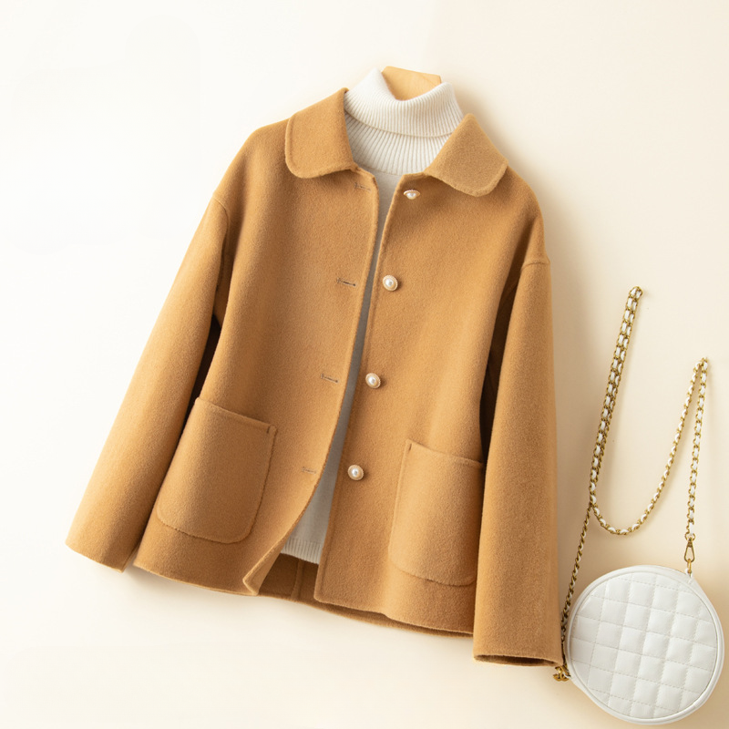 Elegant women's cropped coat with a charming doll collar, perfect for sophisticated fall and winter outfits.