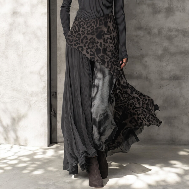 Comfortable & versatile women's long dress featuring chic leopard print. Ideal for casual or elegant evening apparel.