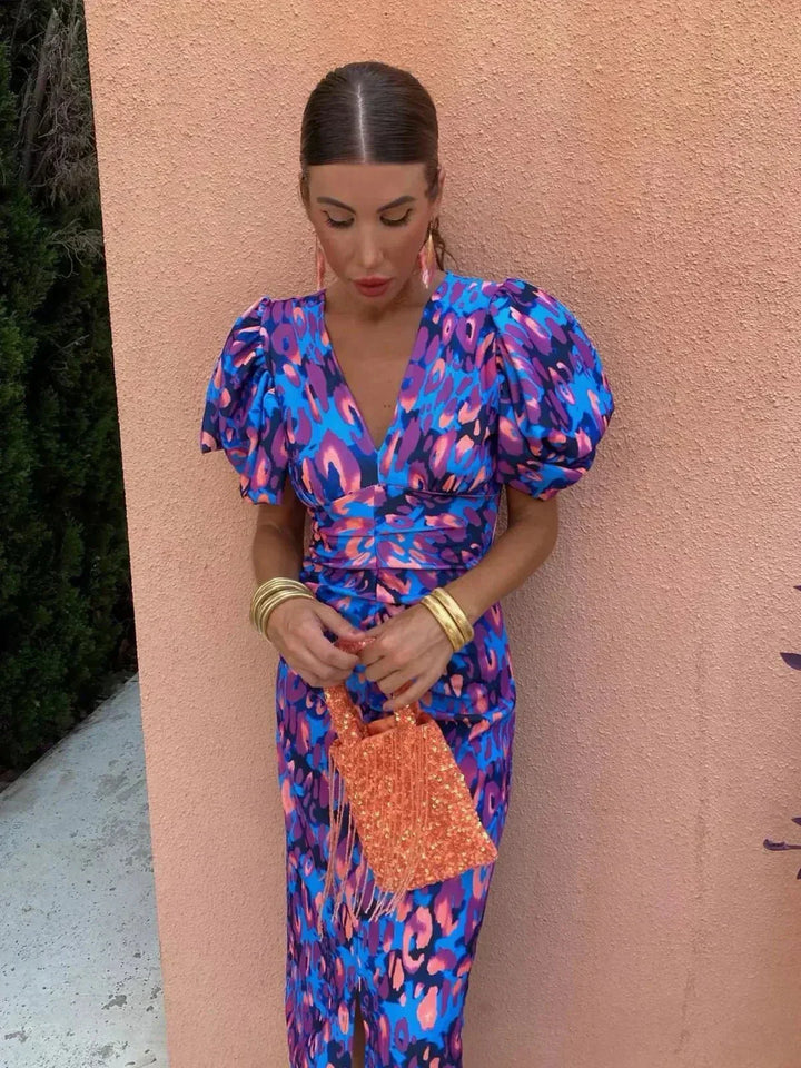 Fashionable women's long evening gown, a printed maxi dress with puff sleeves, V-neck, and ruched waist for wedding guests.