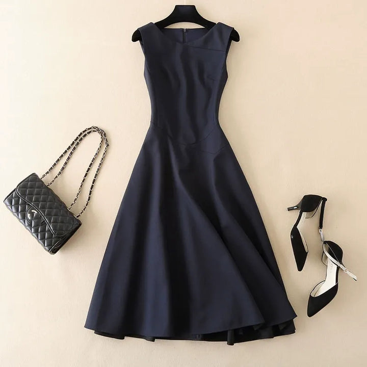 Elegant women's sleeveless tailored dress, perfect for formal or chic casual occasions. Modern and versatile design.