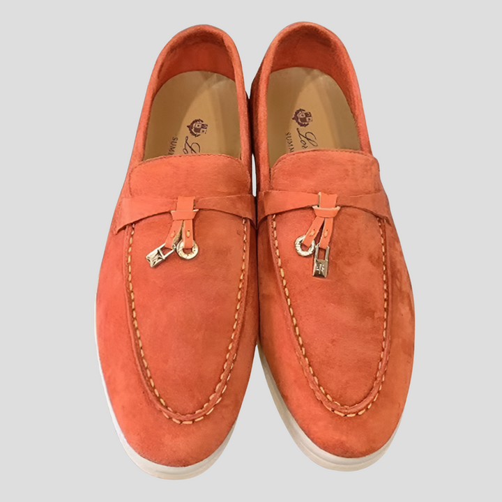 Women's versatile tassel shoes, designed as elegant flats for professional settings & casual outfits.