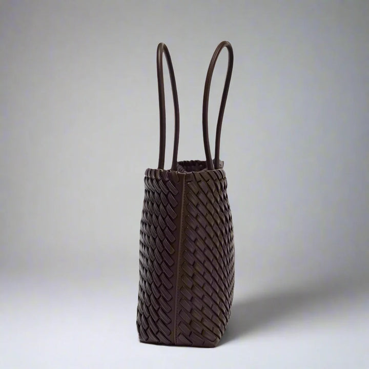 Chic woven shoulder bag for women, an elegant accessory ideal for a sophisticated, versatile look.