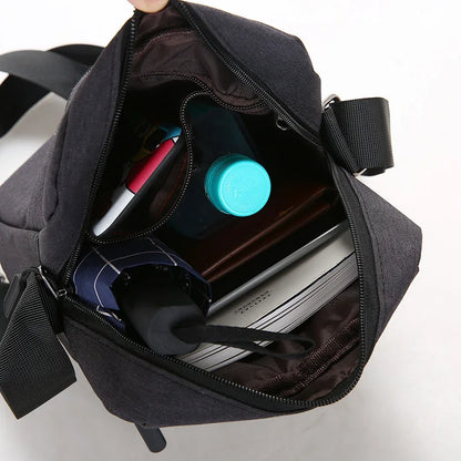 "Elegante borsa a tracolla uomo impermeabile, design antifurto e moderno, disponibile in blu, grigio, nero."