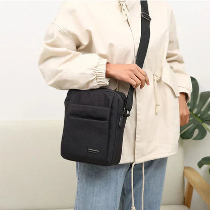 "Elegante borsa a tracolla uomo impermeabile, design antifurto e moderno, disponibile in blu, grigio, nero."