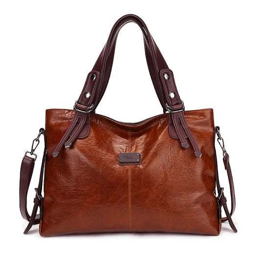 Elegante borsa in pelle nera con chiusura magnetica e cinturino regolabile, ideale per avventure urbane chic e versatili.