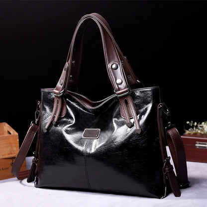 Elegante borsa in pelle nera con chiusura magnetica e cinturino regolabile, ideale per avventure urbane chic e versatili.