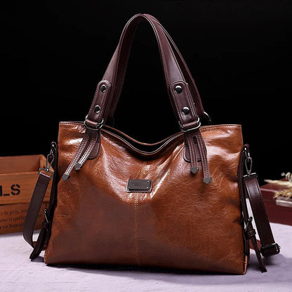 Elegante borsa in pelle nera con chiusura magnetica e cinturino regolabile, ideale per avventure urbane chic e versatili.