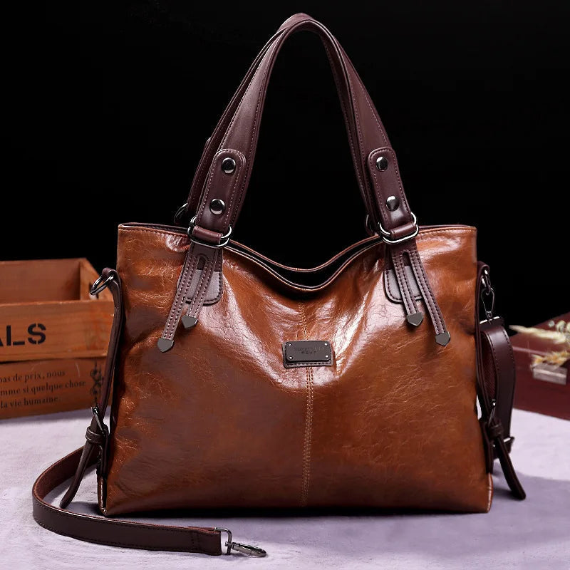 Elegante borsa in pelle nera con chiusura magnetica e cinturino regolabile, ideale per avventure urbane chic e versatili.