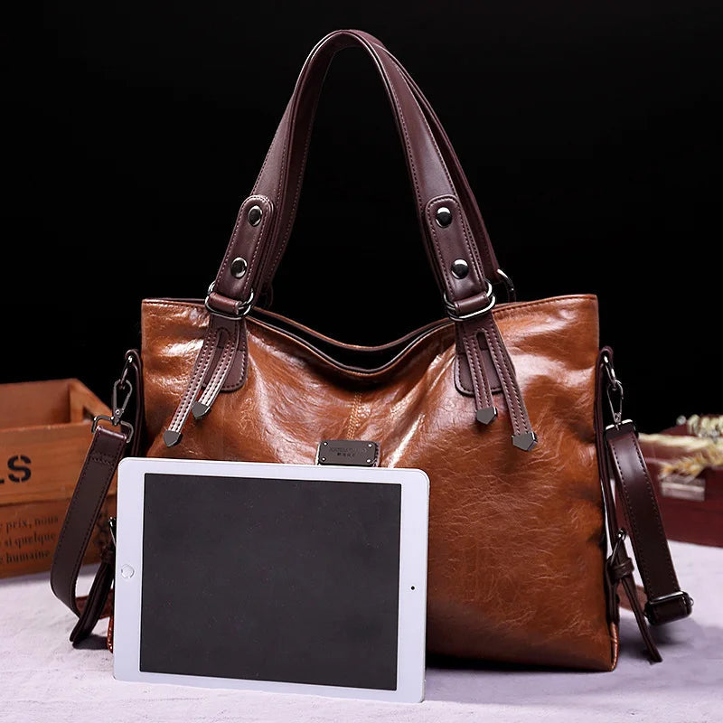 Elegante borsa in pelle nera con chiusura magnetica e cinturino regolabile, ideale per avventure urbane chic e versatili.