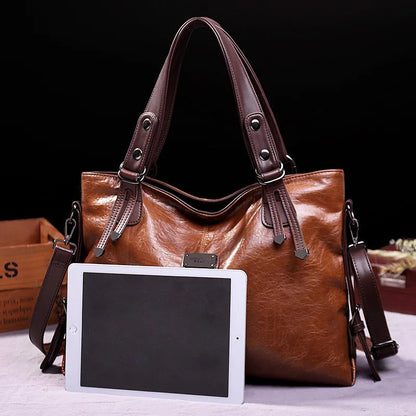 Elegante borsa in pelle nera con chiusura magnetica e cinturino regolabile, ideale per avventure urbane chic e versatili.