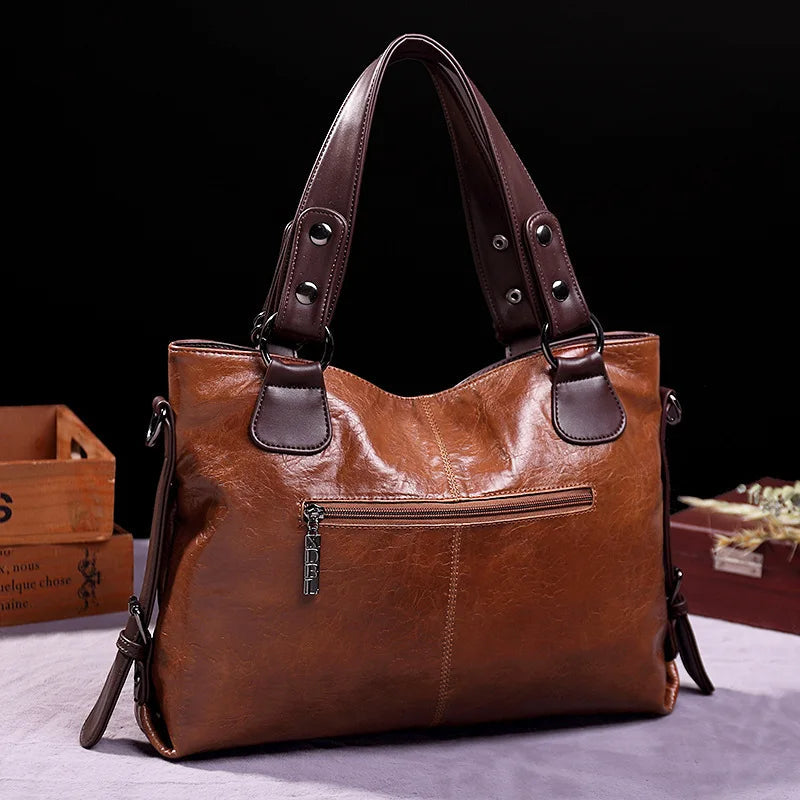 Elegante borsa in pelle nera con chiusura magnetica e cinturino regolabile, ideale per avventure urbane chic e versatili.