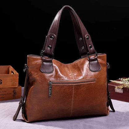 Elegante borsa in pelle nera con chiusura magnetica e cinturino regolabile, ideale per avventure urbane chic e versatili.