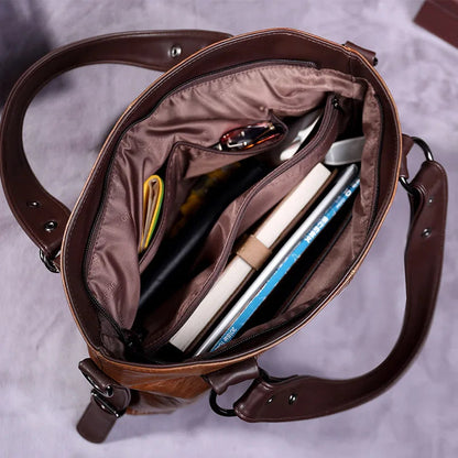 Elegante borsa in pelle nera con chiusura magnetica e cinturino regolabile, ideale per avventure urbane chic e versatili.