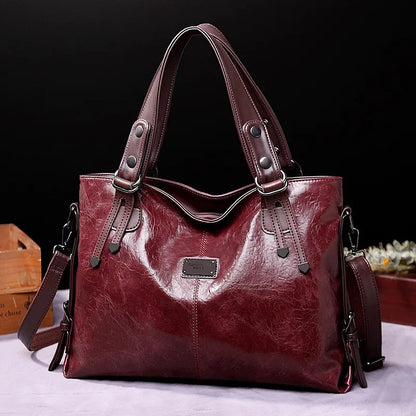 Elegante borsa in pelle nera con chiusura magnetica e cinturino regolabile, ideale per avventure urbane chic e versatili.