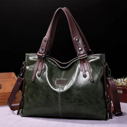 Elegante borsa in pelle nera con chiusura magnetica e cinturino regolabile, ideale per avventure urbane chic e versatili.
