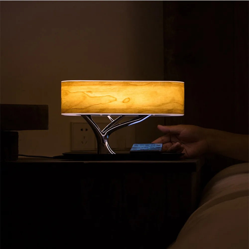 "Elegante lampada da tavolo LED in legno di ciliegio con ricarica wireless e altoparlante Bluetooth, design moderno"
