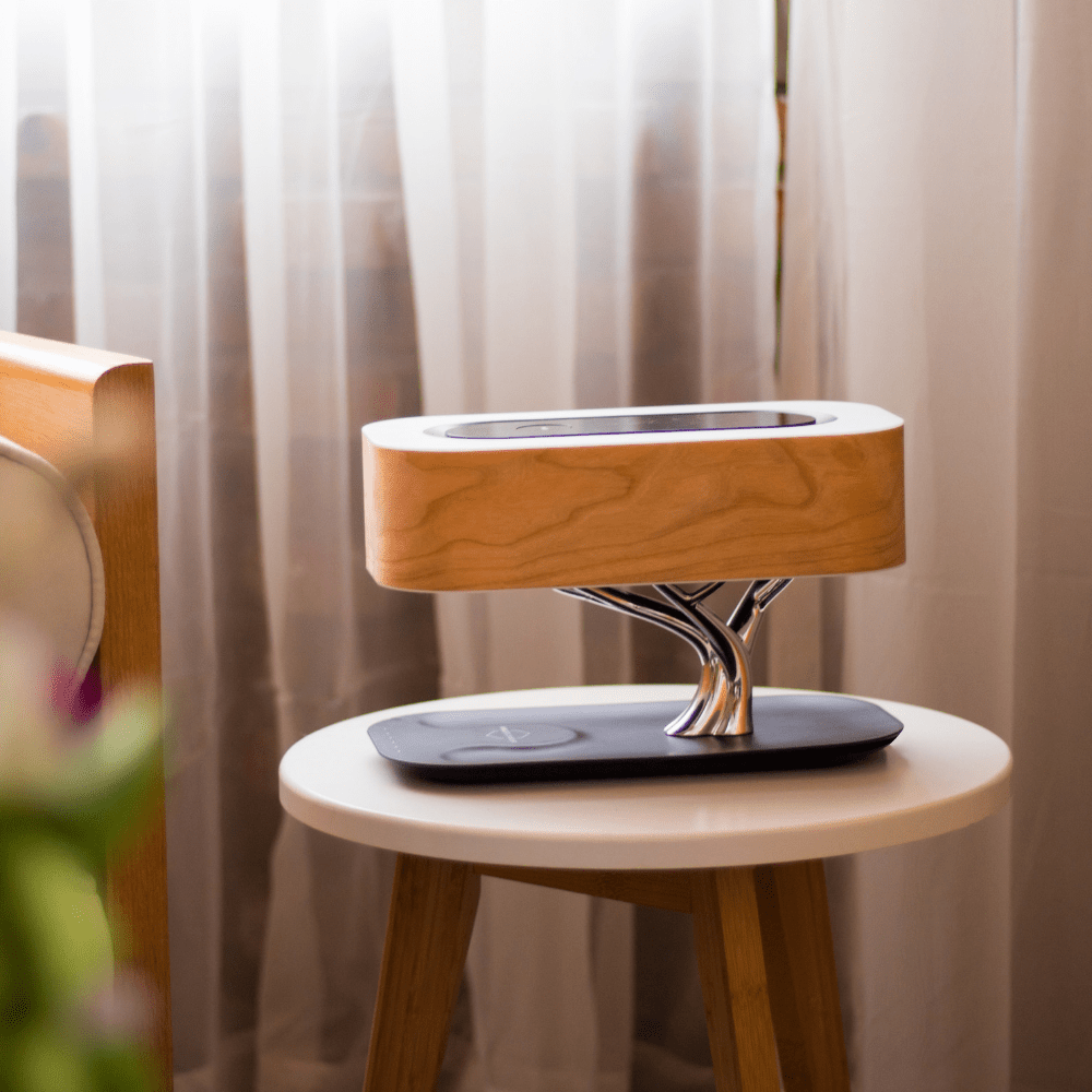 "Elegante lampada da tavolo LED in legno di ciliegio con ricarica wireless e altoparlante Bluetooth, design moderno"