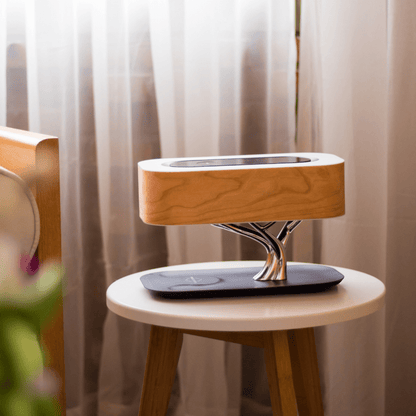 "Elegante lampada da tavolo LED in legno di ciliegio con ricarica wireless e altoparlante Bluetooth, design moderno"