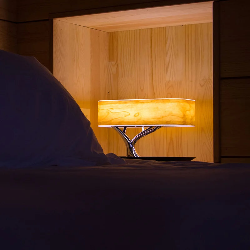 "Elegante lampada da tavolo LED in legno di ciliegio con ricarica wireless e altoparlante Bluetooth, design moderno"