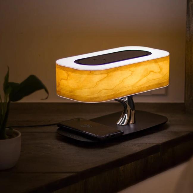 "Elegante lampada da tavolo LED in legno di ciliegio con ricarica wireless e altoparlante Bluetooth, design moderno"