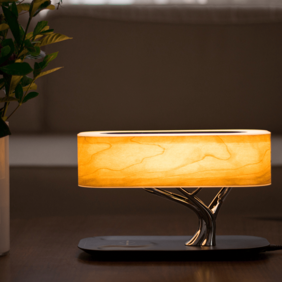 "Elegante lampada da tavolo LED in legno di ciliegio con ricarica wireless e altoparlante Bluetooth, design moderno"