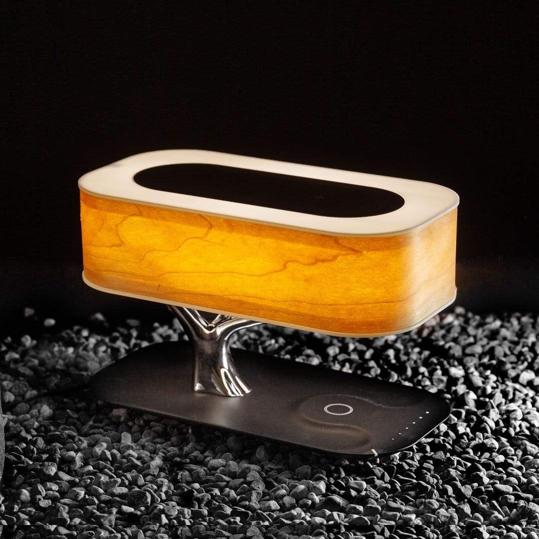 "Elegante lampada da tavolo LED in legno di ciliegio con ricarica wireless e altoparlante Bluetooth, design moderno"