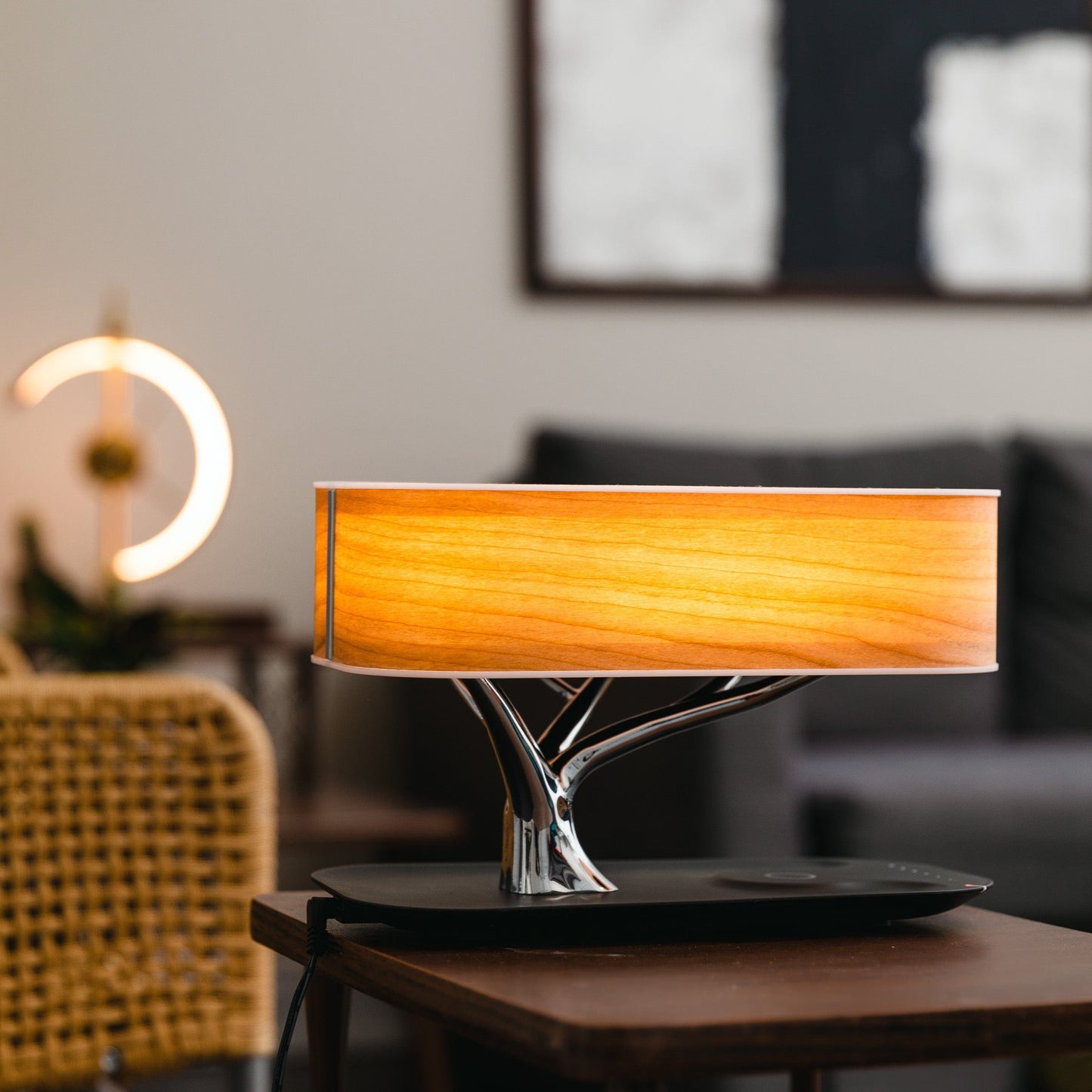 "Elegante lampada da tavolo LED in legno di ciliegio con ricarica wireless e altoparlante Bluetooth, design moderno"