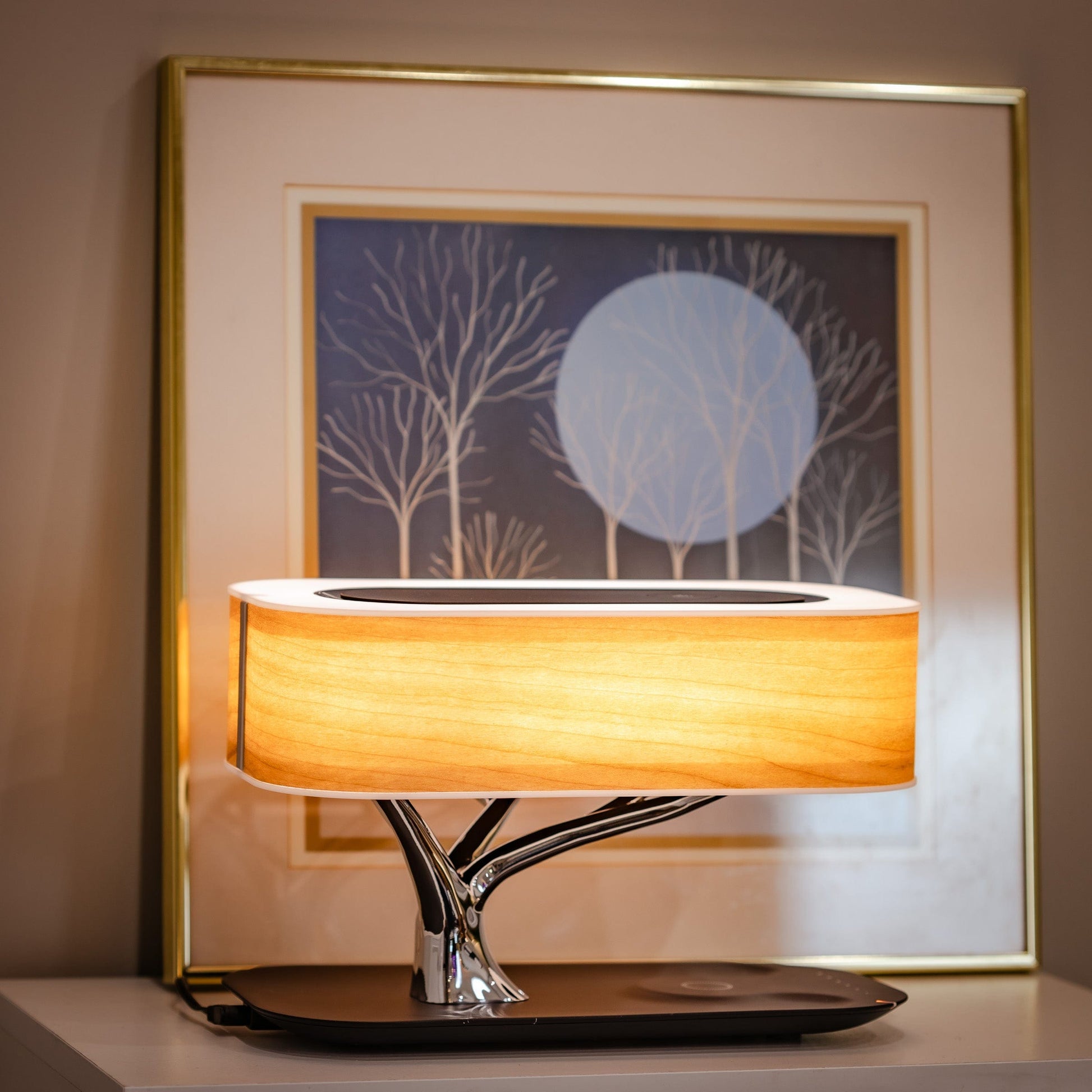 "Elegante lampada da tavolo LED in legno di ciliegio con ricarica wireless e altoparlante Bluetooth, design moderno"