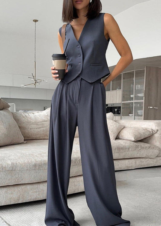 "Elegante set blazer senza maniche e pantaloni slim-fit donna in tessuto leggero, scollo a V, perfetto per occasioni formali.