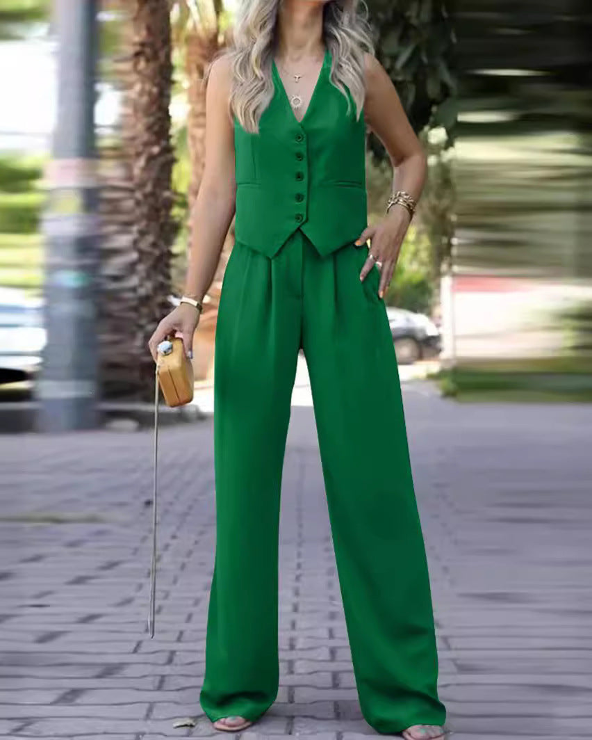 "Elegante set blazer senza maniche e pantaloni slim-fit donna in tessuto leggero, scollo a V, perfetto per occasioni formali.