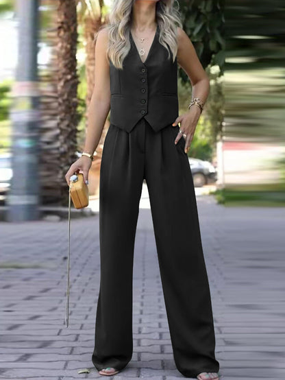 "Elegante set blazer senza maniche e pantaloni slim-fit donna in tessuto leggero, scollo a V, perfetto per occasioni formali.