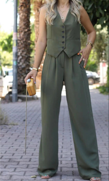 "Elegante set blazer senza maniche e pantaloni slim-fit donna in tessuto leggero, scollo a V, perfetto per occasioni formali.