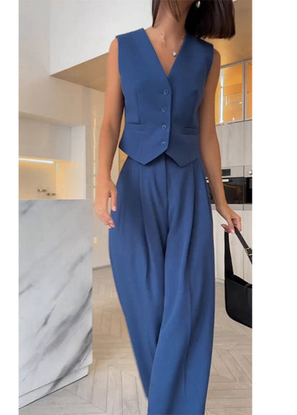 "Elegante set blazer senza maniche e pantaloni slim-fit donna in tessuto leggero, scollo a V, perfetto per occasioni formali.