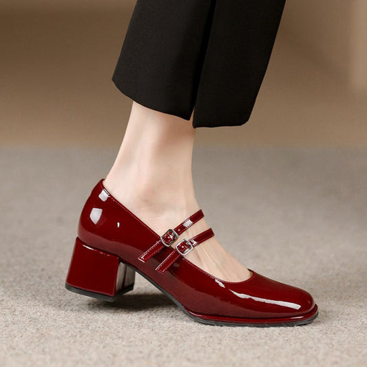 "Eleganti décolleté donna in pelle con tacco largo, scollatura raffinata e cinturino, perfette per ogni occasione."