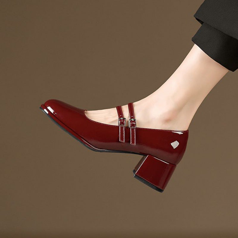 "Eleganti décolleté donna in pelle con tacco largo, scollatura raffinata e cinturino, perfette per ogni occasione."